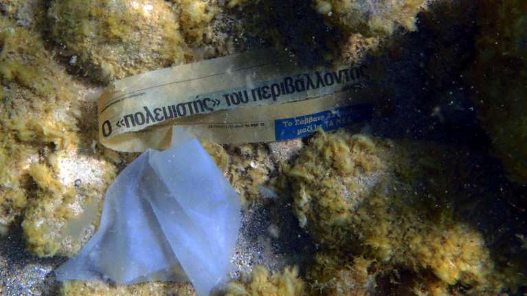 Ο εφιάλτης των πλαστικών απειλεί τις ελληνικές θάλασσες