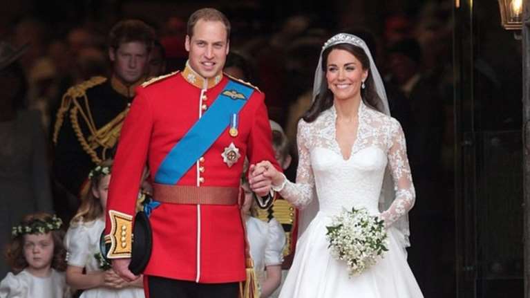 8 χρόνια γάμου Κέιτ - Γουίλιαμ: Το παλάτι γιορτάζει με 4 υπέροχες εικόνες