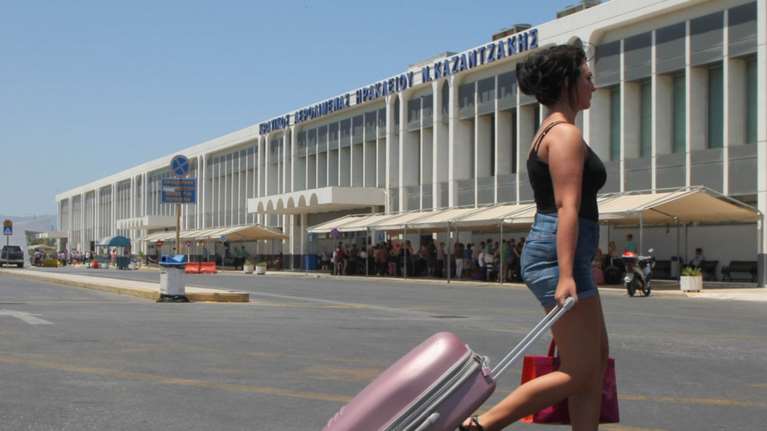 Χαμός σε πτήση προς το Ηράκλειο: Μεθυσμένες τουρίστριες επιτέθηκαν σε επιβάτη και δάγκωσαν αστυνομικό