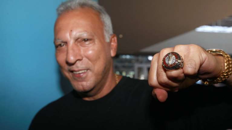 Ο Νίκος Γκάλης πήρε το μικρόφωνο! Οι διακοπές του στη Μεσσηνία (βίντεο)