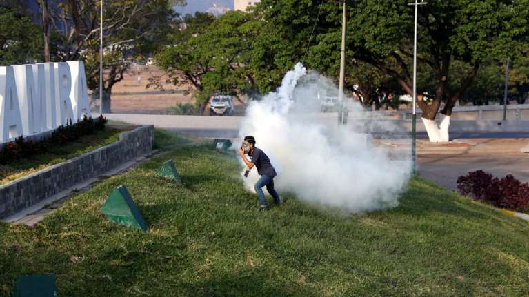 Βενεζουέλα: Live εικόνα από τις συγκρούσεις στο αεροδρόμιο