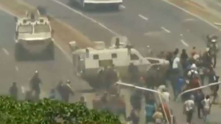 Βενεζουέλα: Όχημα της Εθνοφρουράς παρέσυρε διαδηλωτές- Βίντεο