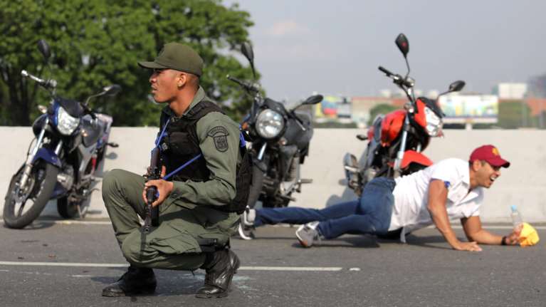 Στα όπλα Γκουαϊδό και Μαδούρο - Στα πρόθυρα εμφυλίου η χώρα