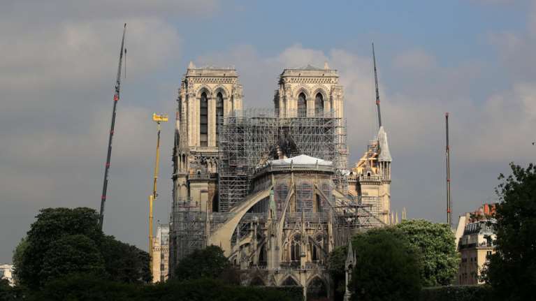 Ενας στους 2 Γάλλους θέλει να ξαναχτιστεί η Παναγία των Παρισίων όπως ήταν