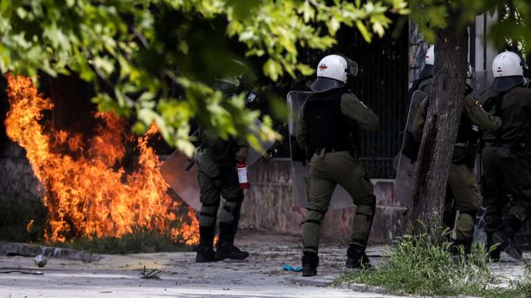 Μολότοφ και ένταση  έξω από το Πολυτεχνείο (φωτό)
