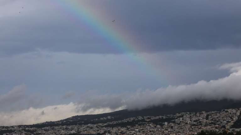 Καιρός Πέμπτης: Σύννεφα με τοπικές βροχές και καταιγίδες