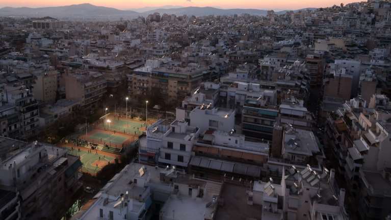 Bloomberg: Οι Ελληνες αγωνίζονται για να ξεχρεώσουν