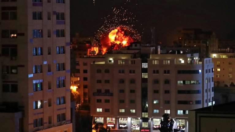 Ρουκετοπόλεμος και αεροπορικές επιδρομές στη Γάζα