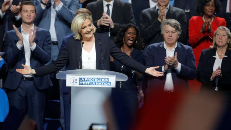 Πρώτη η Λεπέν σε νέα δημοσκόπηση στη Γαλλία