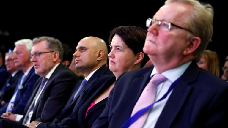 Η συντριπτική πλειοψηφία των Συντηρητικών θέλει παραίτηση Μέι