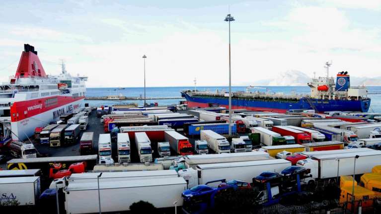 Πρόσκρουση πλοίου μεταφοράς βαρέων οχημάτων στο λιμάνι της  Πάτρας