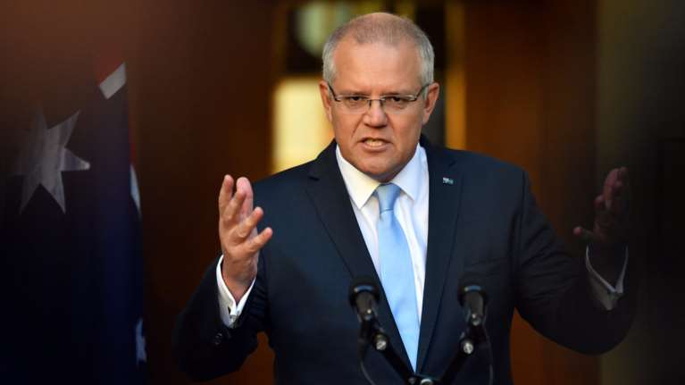 Προσπάθησε να σπάσει αβγό στο κεφάλι του αυστραλού πρωθυπουργού (βίντεο)