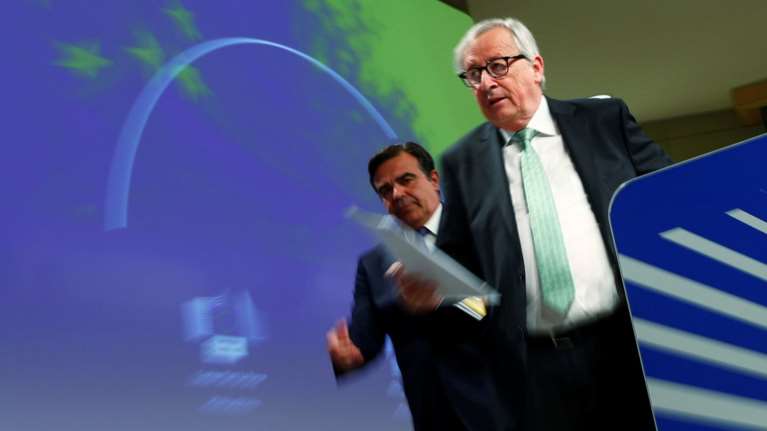 Γιούνκερ: «Μεγαλύτερο επίτευγμα η παραμονή της Ελλάδας στην ευρωζώνη»