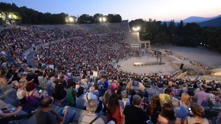 Άνοιξαν την Επίδαυρο για την ηθοποιό & να παίξει μονόλογο στους φίλους της!