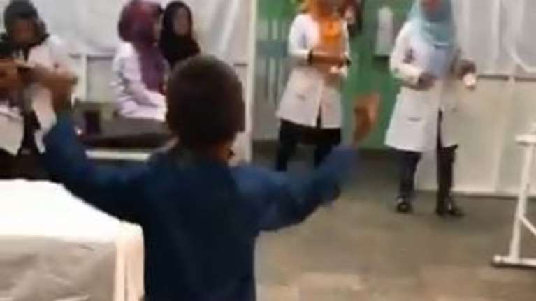 Ο μικρός Αχμεντ χορεύει από χαρά για το νέο προσθετικό μέλος