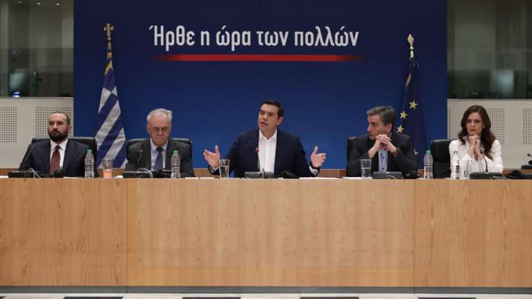 Μείωση ΦΠΑ σε τρόφιμα, εστίαση, ενέργεια και 13η σύνταξη