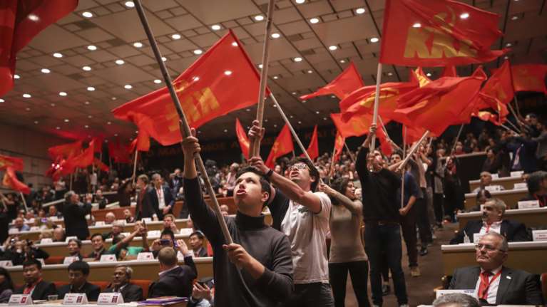 Το πρώτο σποτ του ΚΚΕ για τις ευρωεκλογές - &quot;Περνάμε απέναντι&quot;