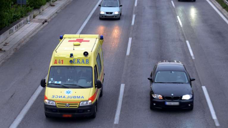 Έσκασε λάστιχο ασθενοφόρου στην ε.ο.- Καταγγελία της ΠΟΕΔΗΝ