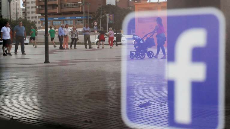 Πόλεμος για το Facebook: Ο Χιουζ θέλει διάσπαση, κατηγορεί τον Ζάκερμπεργκ