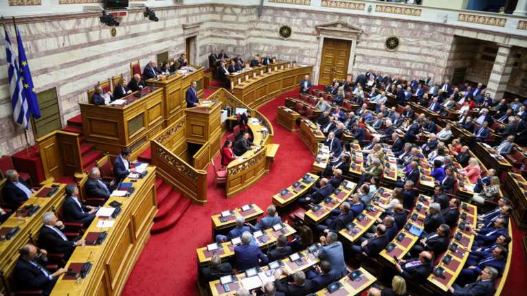 Με νέα σύγκρουση αρχηγών ολοκληρώνεται η μάχη στη Βουλή [live]