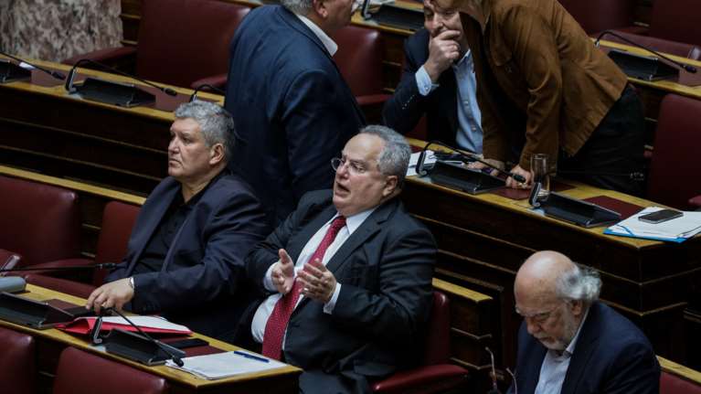 Αγρια κόντρα Κοτζιά - Καμμένου στη Βουλή για τα email