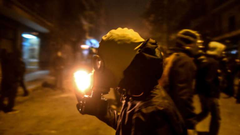 Μολότοφ έξω από τα γραφεία του ΣΥΡΙΖΑ και στα Εξάρχεια