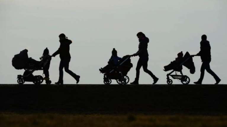 Ομόφυλα ζευγάρια: Τι γίνεται με την αναγνώριση των παιδιών;