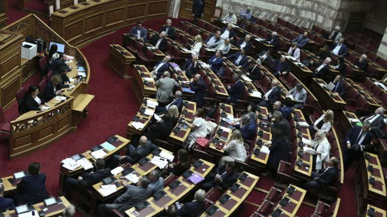 Βουλή: &quot;Πυρά&quot; της αντιπολίτευσης στις παροχές Τσίπρα