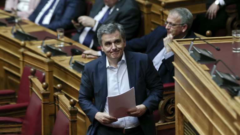 Τσακαλώτος: Μείωση του ΦΠΑ στον καφέ και αύξηση του ακατάσχετου