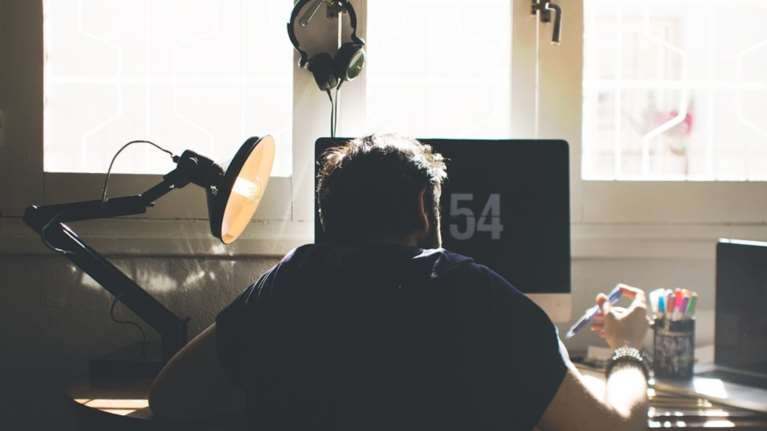 Στο πατρικό μέχρι τα 30 ο έλληνας, νωρίτερα φεύγει η ελληνίδα