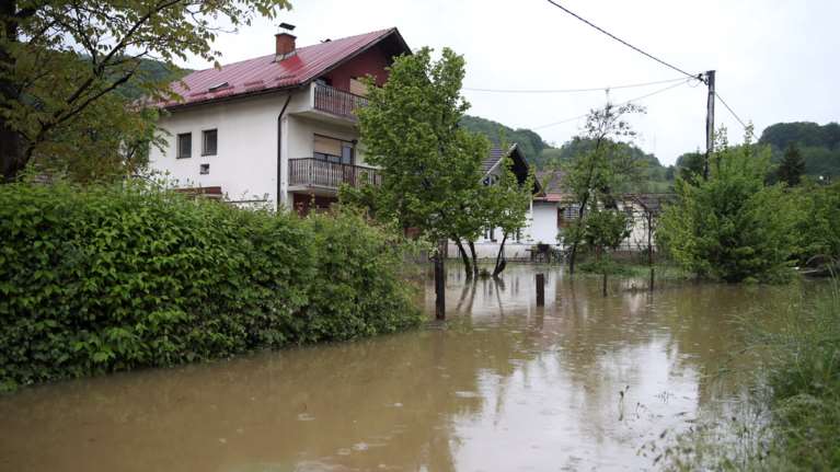 Καταρρακτώδεις βροχές και πλημμύρες πλήττουν τη Βοσνία