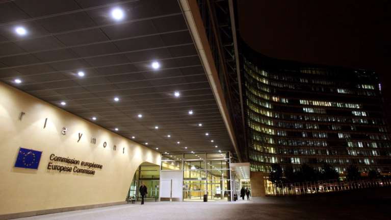 Προβληματισμός στις Βρυξέλλες για τις παροχές της κυβέρνησης