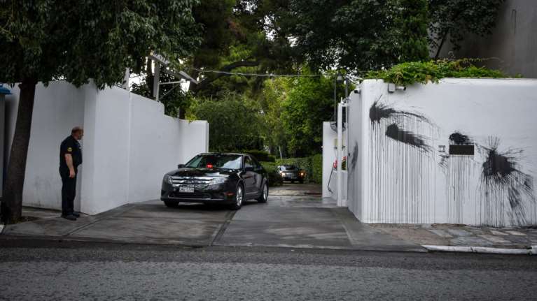 Ο Ρουβίκωνας επιτέθηκε στην οικία του πρέσβη των ΗΠΑ για τον Κουφοντίνα