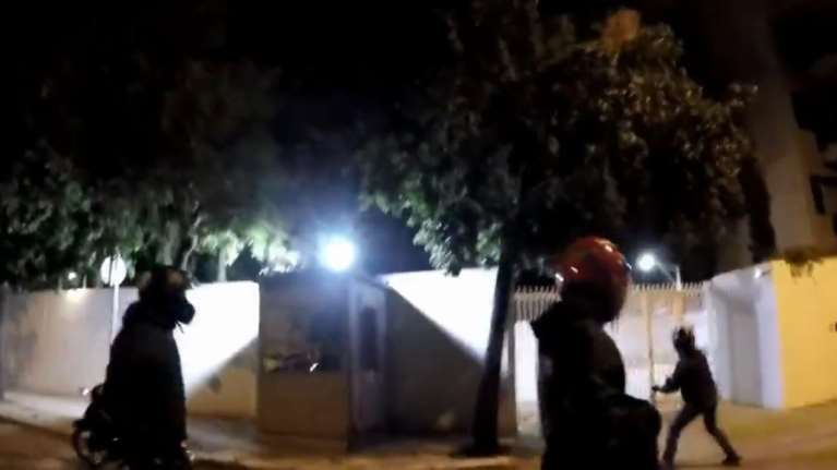 Η στιγμή της επίθεσης του Ρουβίκωνα στην οικία Πάιατ