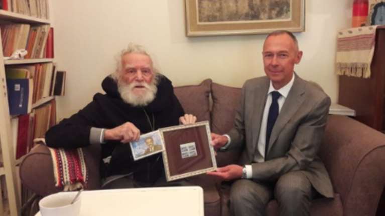 Η ξεχωριστή συνάντηση του Μανώλη Γλέζου με τον Ρώσο πρέσβη