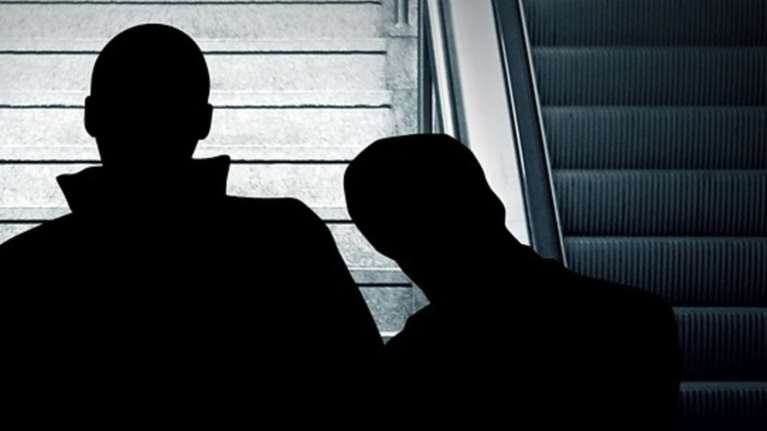 Ποινική δίωξη σε βάρος των δύο δημοσιογράφων για τις περούκες