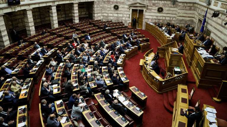 Πέρασε το ν/σ για 120 δόσεις: Η μάχη που προηγήθηκε στη Βουλή