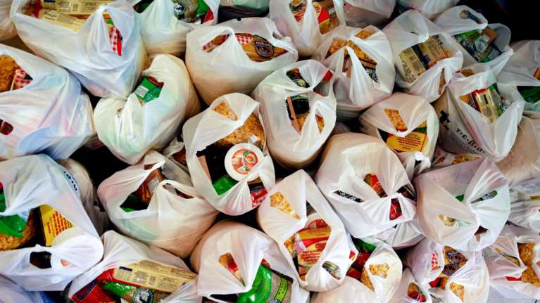 Το πρόσθετο Ε171 στα τρόφιμα: Ποιο είναι το πρόβλημα, τι ζητά η ΕΚΠΟΙΖΩ