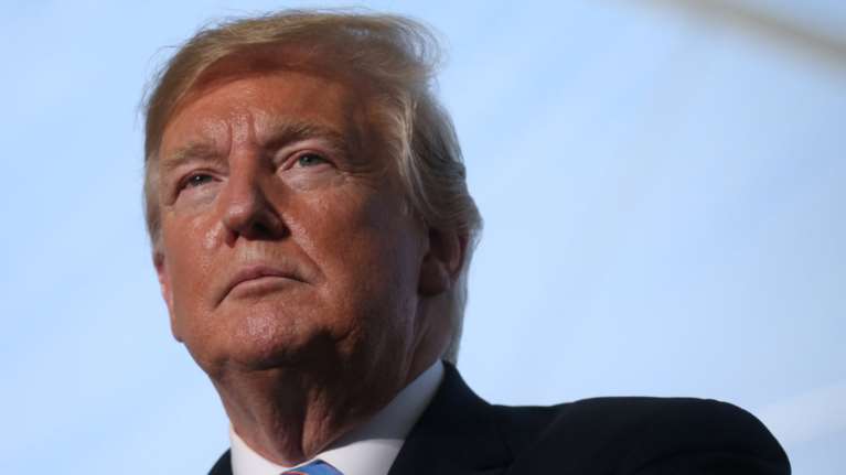 Χάρη στον μεγιστάνα των ΜΜΕ Μπλακ από τον πρόεδρο Τραμπ