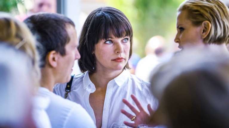 Μίλα Γιόβοβιτς: Το συγκλονιστικό μήνυμα για τις αμβλώσεις