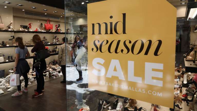 Απογοητευμένος ο εμπορικός κόσμος από τις ενδιάμεσες εκπτώσεις