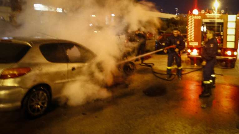 Στις φλόγες δύο οχήματα και εκλογικό κέντρο τα ξημερώματα