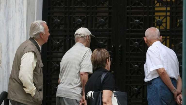 Πιστώνεται σήμερα στους λογαριασμούς η 13η σύνταξη
