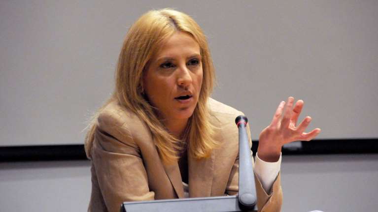 Δούρου σε Πατούλη: Στη δημόσια Υγεία τα λεφτά της Περιφέρειας για τα Χριστούγεννα - &quot;Όχι σε γιρλάντες και στολίδια φέτος&quot;