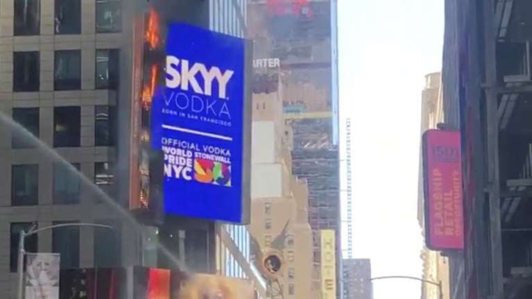 Πυρκαγιά σε γιγαντοοθόνη στην Τάιμς Σκουέαρ της Νέας Υόρκης