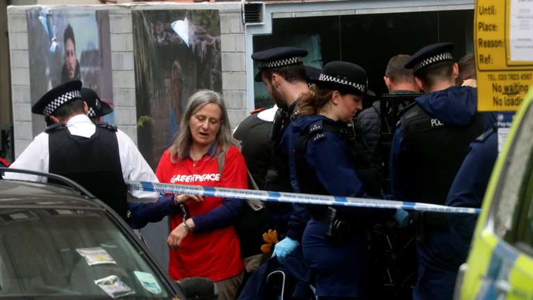 Επιχείρηση απομάκρυνσης ακτιβιστών της Greenpeace από τα γραφεία της BP