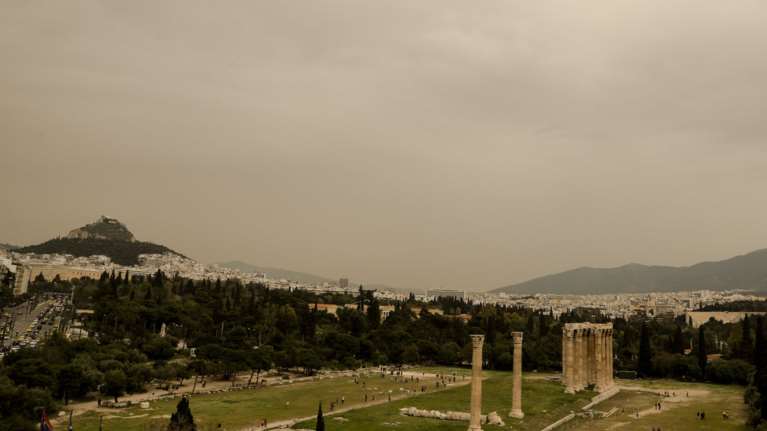 Έντονη μεταφορά σκόνης σε κεντρικά και νότια, θερμοκρασία ως 30 βαθμούς