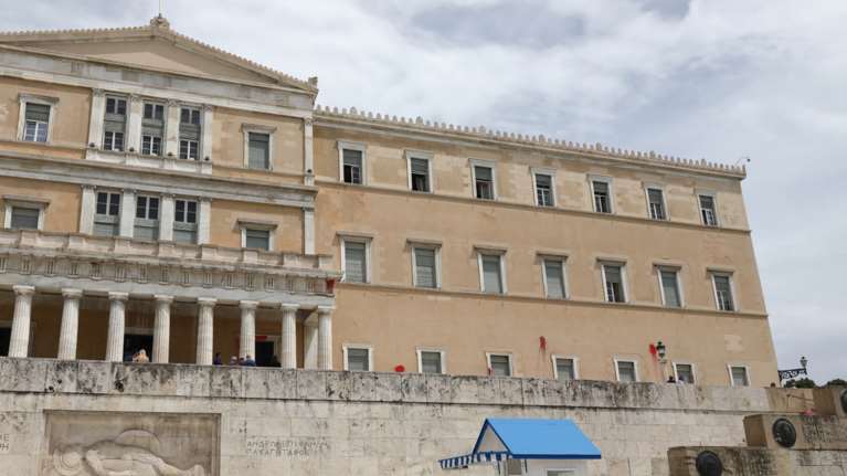 Επίθεση στη Βουλή με μπογιές και καπνογόνα