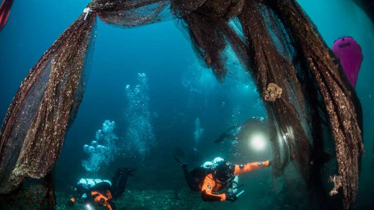 Δύο τόνοι δίχτυα- &quot;φαντάσματα&quot; ανασύρθηκαν από το Στρατώνι  Χαλκιδικής