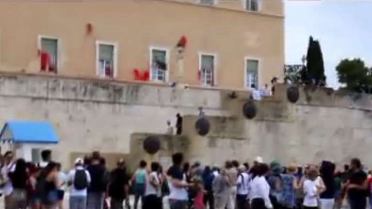 Η στιγμή της επίθεσης του Ρουβίκωνα στη Βουλή - Βίντεο